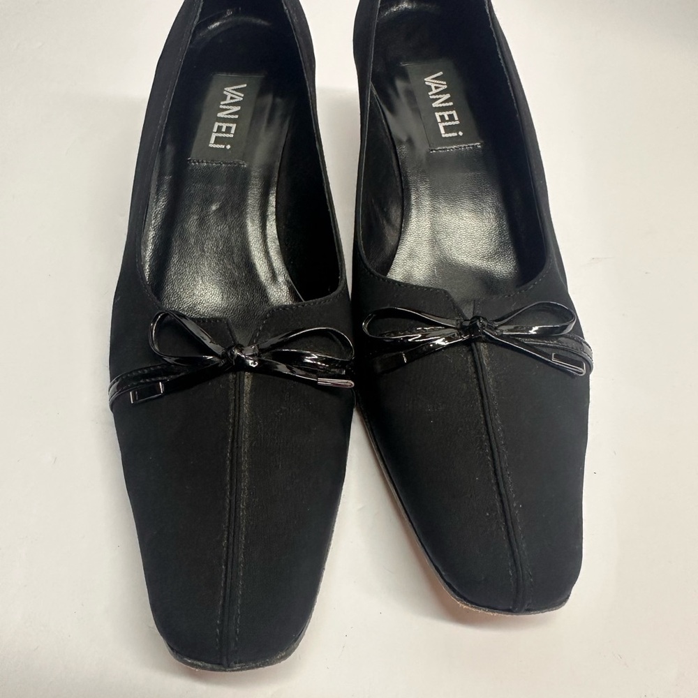 Vaneli Black Heel with Bow Accent 7.5N